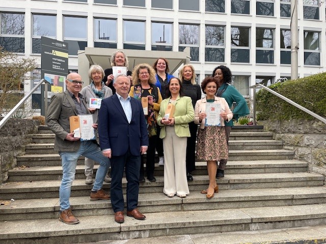 Bild mit den Preisträgern des Kulturpreis 2023 mit ihren Urkunden und Pokalen auf einer Treppe vor dem Landratsamt Bad Kissingen.
