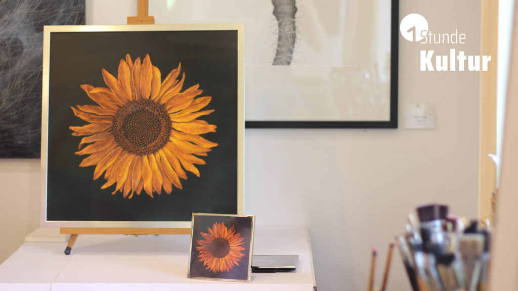 Bild eines Gemäldes mit einer Sonnenblume im Atelier eines Künstlers