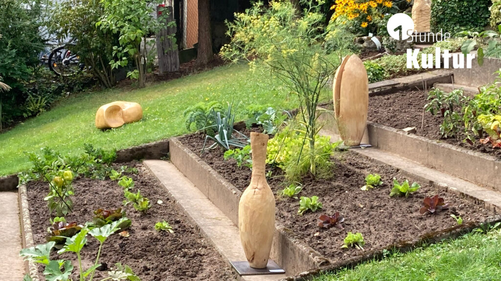 Holzskulpturen in einem Garten