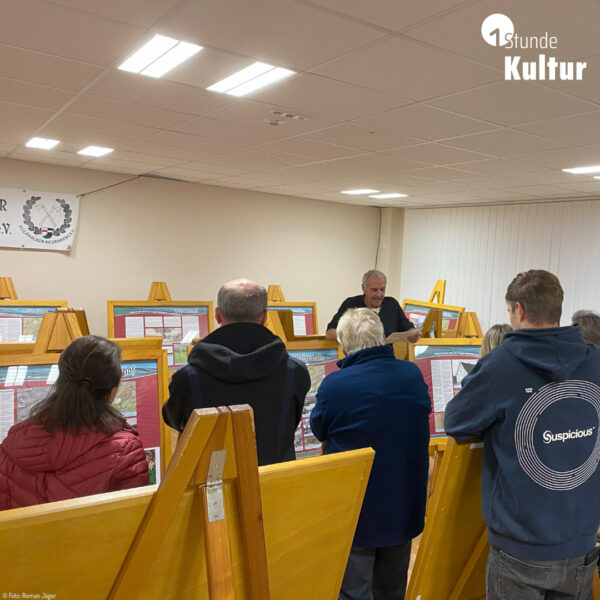 Mann bei einer Führung, der Inhalte präsentiert