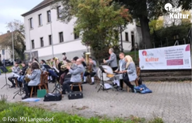 Musikkapelle bei einem Open-Air-Auftritt