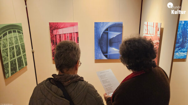 Personen betrachten Kunstwerke