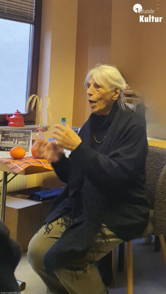 Eine Märchenerzählerin erzählt eine Geschichte