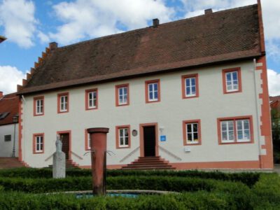 Außenansicht Treppengiebelhaus mit Sitz der Bibliothek