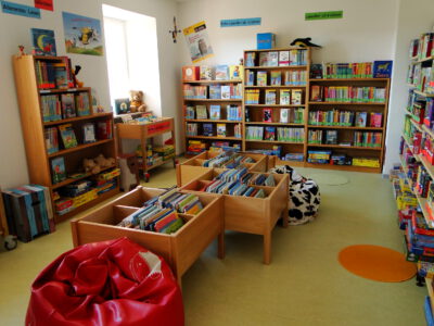 Kinderbereich Bücherei Thulba mit Bücherregalen und Bücherkisten