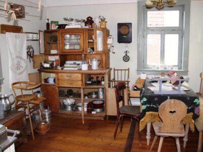 Blick in ein 100 Jahre altes Wohnzimmer mit Mobiliar