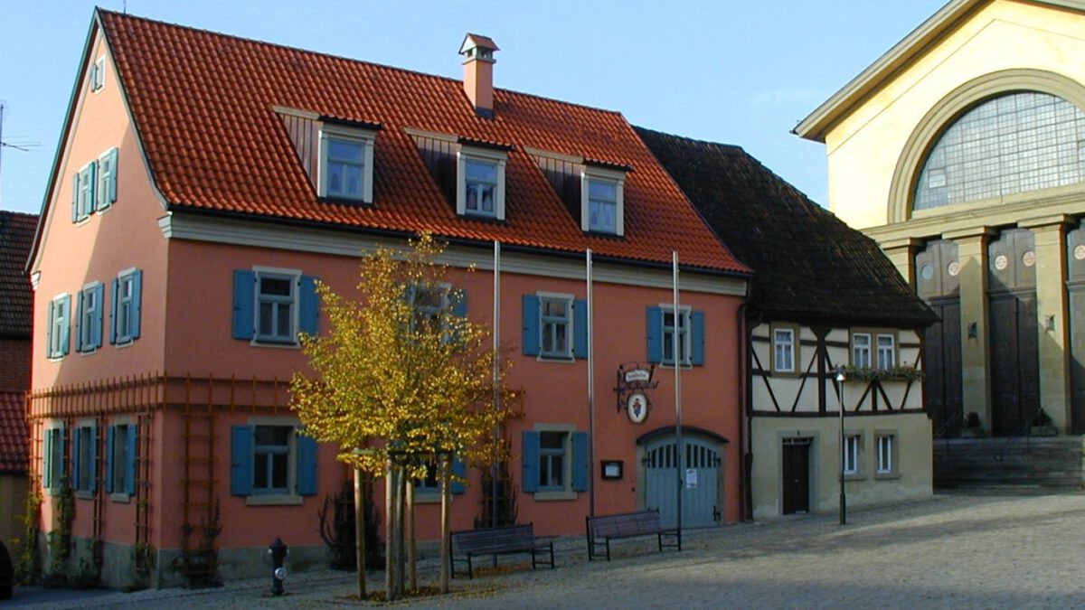 Kirchplatz Ebenhausen mit alten Häusern