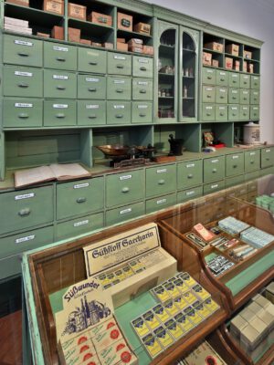 Nachbildung alte Drogerie im Henneberg-Museum mit Apothekerschrank und Drogerieartikeln