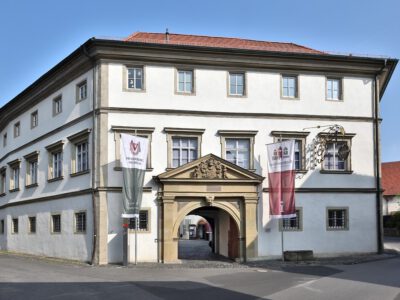 Außenansicht historisches Gebäude mit Henneberg-Museum in Münnerstadt