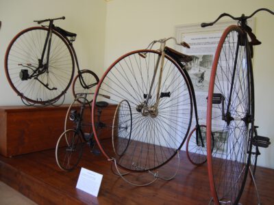 Historische Hochräder im Museum mit Erklärtafel