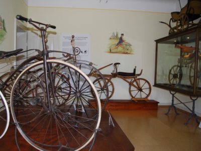 Historische Fahrradmodelle im Museum