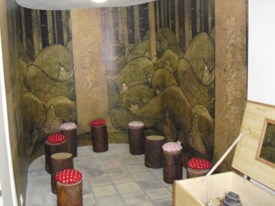 Lesehöhle mit Sitzhockern aus Baumstämmen im John Bauer Museum Ebenhausen