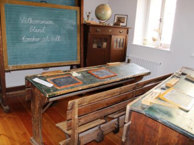 Altes Klassenzimmer mit Tafel, Bank, Schreibpult und Globus