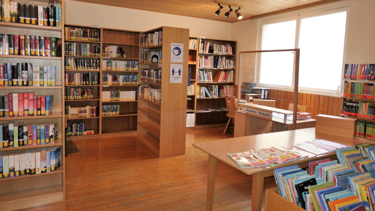 Innenansicht Bücherei mit Bücherregalen