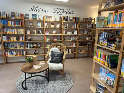 Bücherregale mit Tisch und Lesesessel