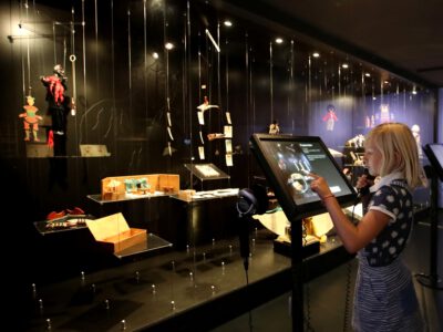 Kind an einem Touch-Display im Spielzeugmuseum Obere Saline