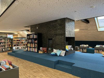 Kinderbereich der Stadtbibliothek Hammelburg mit Bücherregalen und Sitzlandschaft