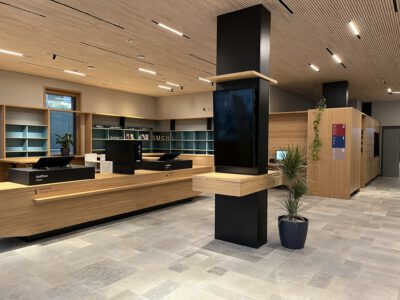 Moderner Eingangsbereich der Stadtbibliothek Hammelburg mit Holztresen