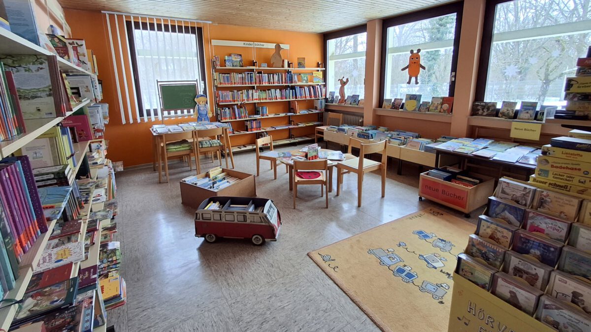 Innenansicht Familienbücherei mit Bücherregalen, Bücherkisten und Sitzmöglichkeiten