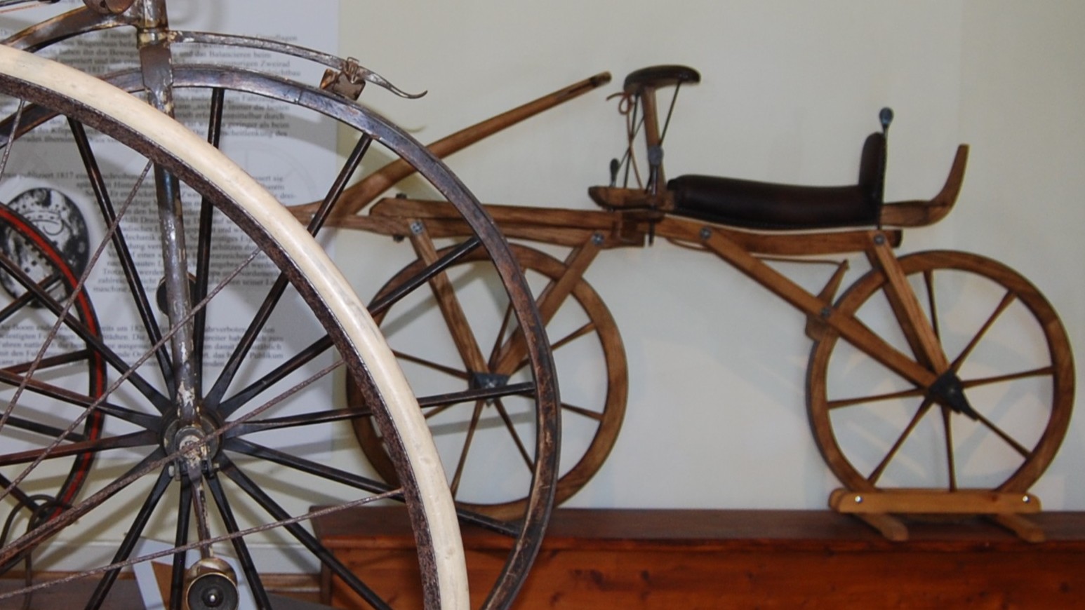 Historisches Fahrrad aus Holz