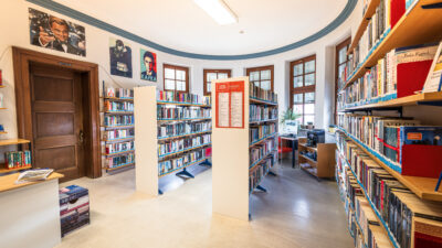Ansicht von Bücherregalen in einer Bibliothek