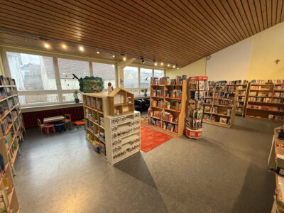 Ansicht von Regalen mit Büchern