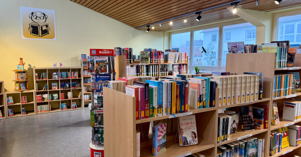Ansicht von Regalen mit Büchern