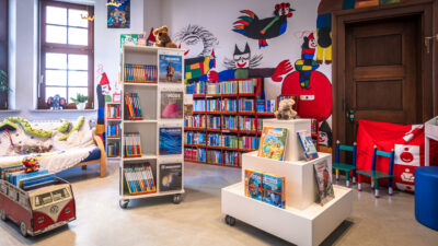 Ansicht von Bücherregalen für Kinder in einer Bibliothek