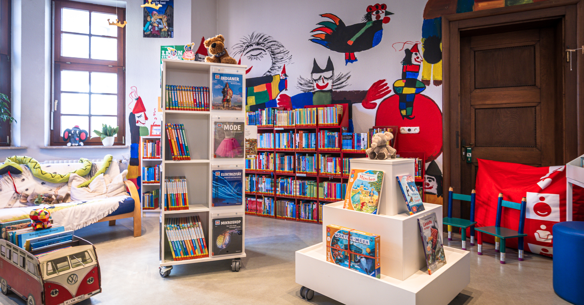 Ansicht von Bücherregalen für Kinder in einer Bibliothek