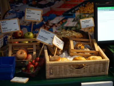 Obstkiste mit Sortenbezeichnungen im Spielzeugformat
