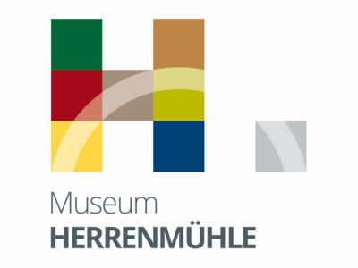 Logo des Museums Herrenmühle: Ein großes H zusammengesetzt aus bunten Quadraten.