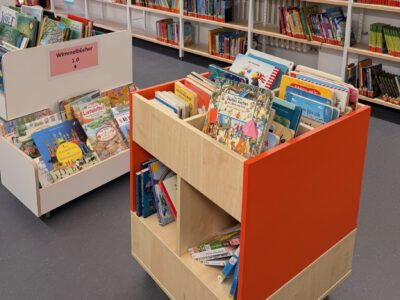 Büchertisch mit Kinderbüchern