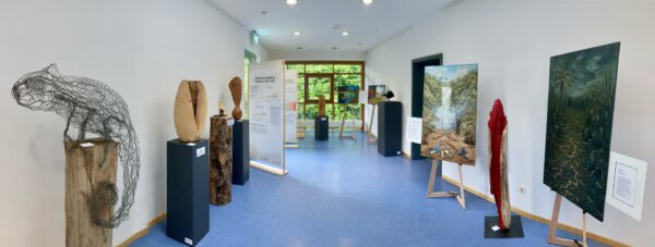 Ansicht einer Ausstellung mit Bildern und Skulpturen