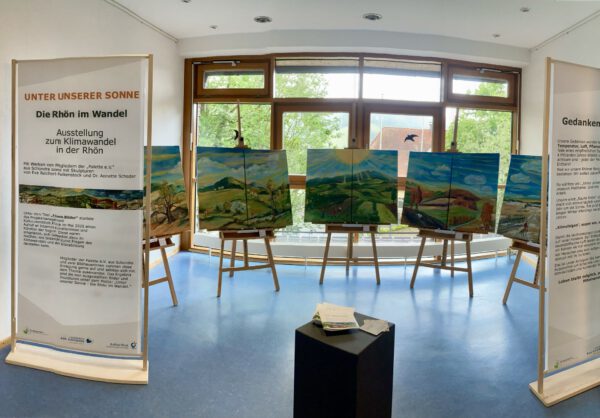 Ansicht einer Ausstellung mit Bildern und Skulpturen