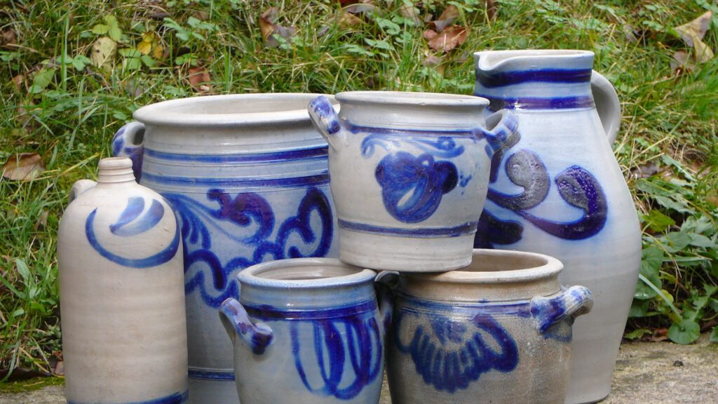 mehrere blau bemalte Steinkrüge