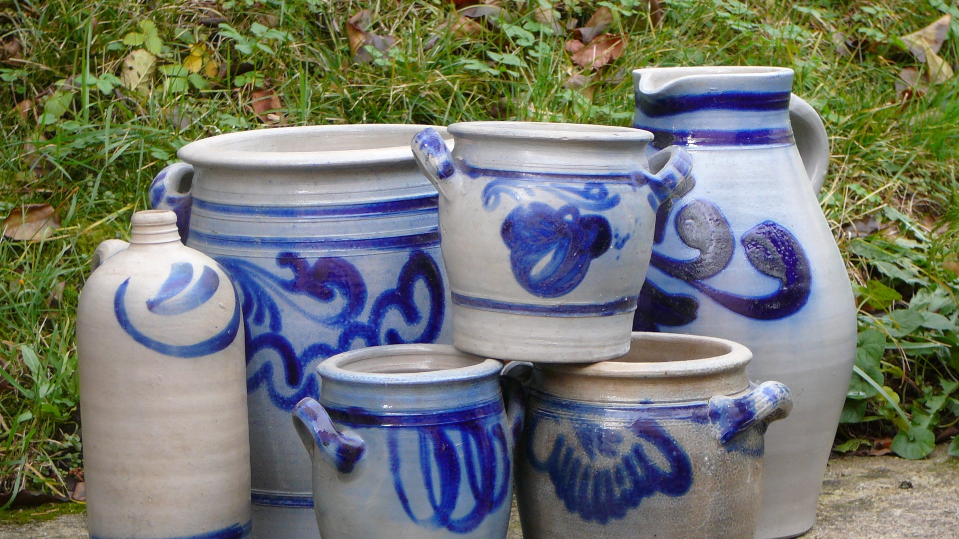 mehrere blau bemalte Steinkrüge